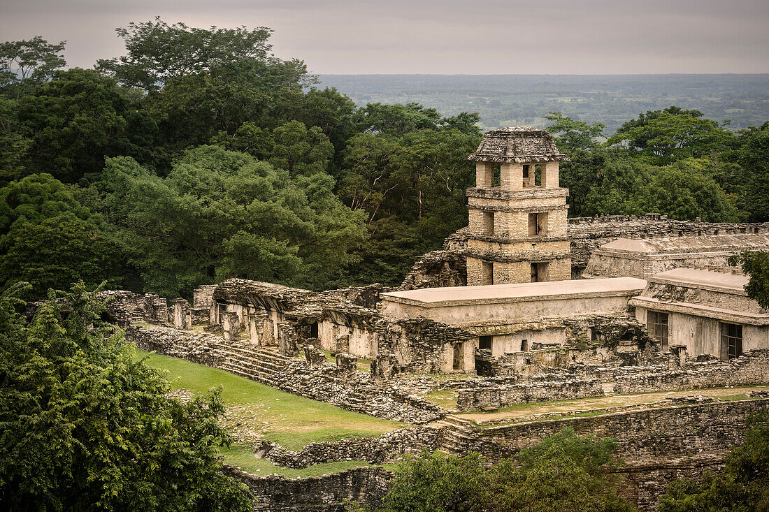 Blick auf Palast (El Palacio), archäologische Zone von Palenque, Maya Metropole, Chiapas, Mexiko, Lateinamerika, Nordamerika, Amerika