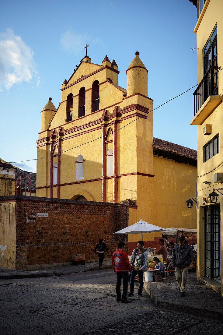 Straßenhändler vor Kirche 'Templo Expiatorio de San Nicolás de Tolentino', San Cristóbal de las Casas, zentrales Hochland (Sierra Madre de Chiapas), Mexiko, Nordamerika, Amerika
