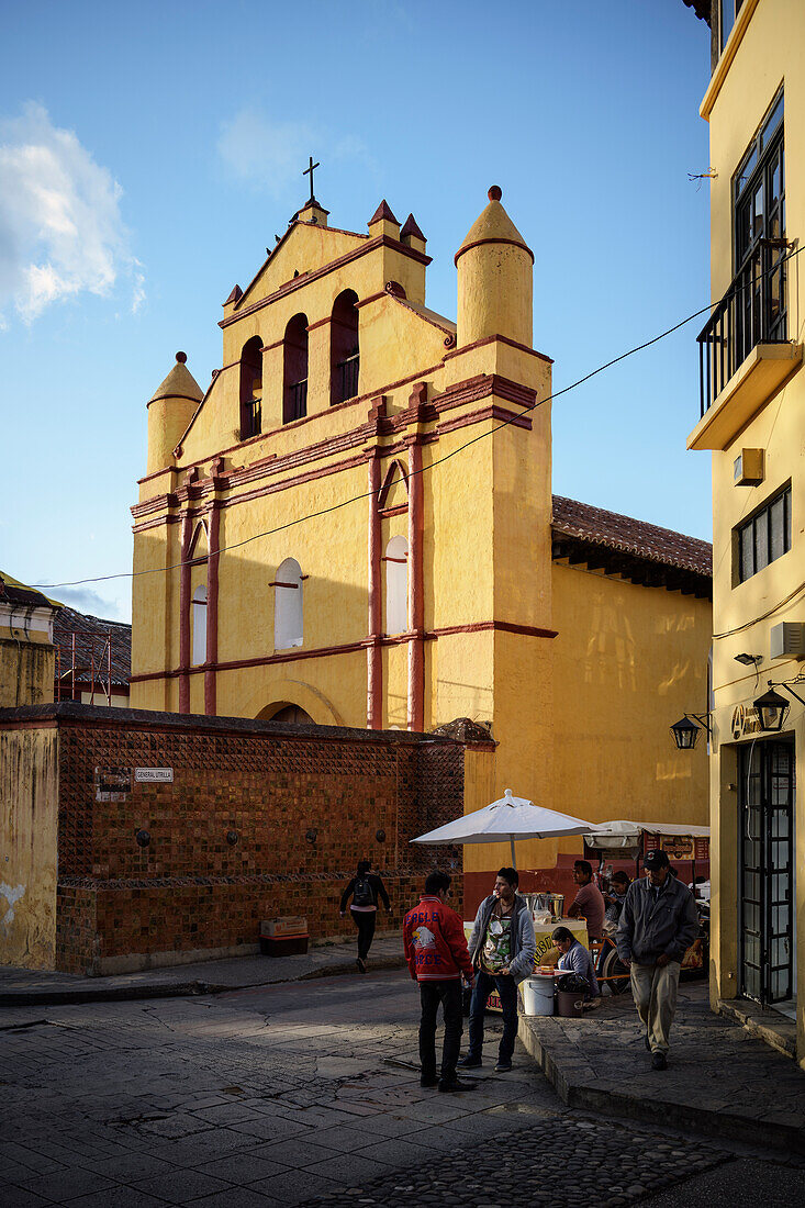 Street vendors in front of the church &quot;Templo Expiatorio de San Nicolás de Tolentino&quot;, San Cristóbal de las Casas, Central Highlands (Sierra Madre de Chiapas), Mexico, North America, Latin America