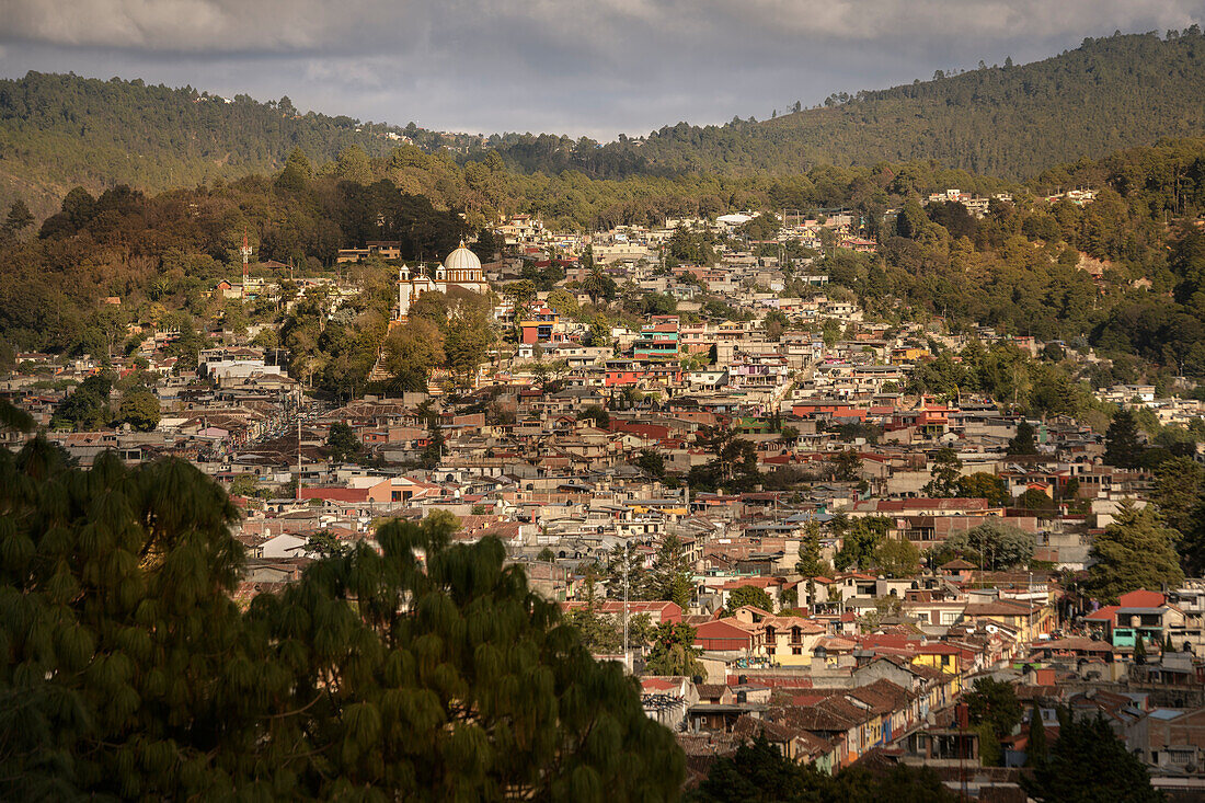 Ausblick über San Cristóbal de las Casas vom Berg Cerro de San Cristóbal Mártir, zentrales Hochland (Sierra Madre de Chiapas), Mexiko, Nordamerika, Amerika