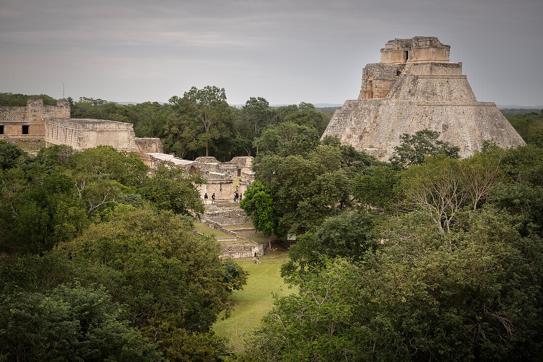 Pyramide (Pirámide del Adivino) und weitere Gebäuderuinen, Archäologische Zone Uxmal, Maya Ruinenstadt, Yucatán, Mexiko, Zentralamerika, Nordamerika, Amerika