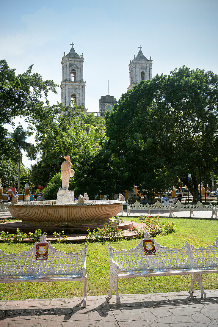 Park with fountain and church towers of Iglesia de San Servacio in Valladolid (Yucatán), Mexico, North America, Latin America