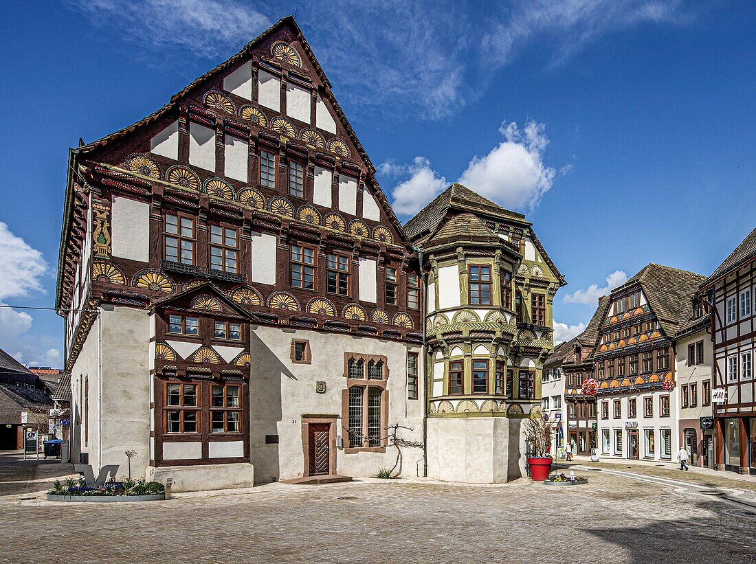 Fachwerkhäuser im Stil der Weserrenaissance in der Altstadt von Höxter, Dechanei und Haus Schaefer, Weserbergland, Nordrhein-Westfalen, Deutschland