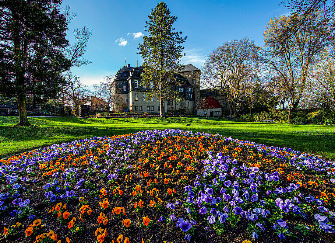 Oberes Schloss und Schlosspark in der Altstadt von Siegen, Nordrhein-Westfalen, Deutschland