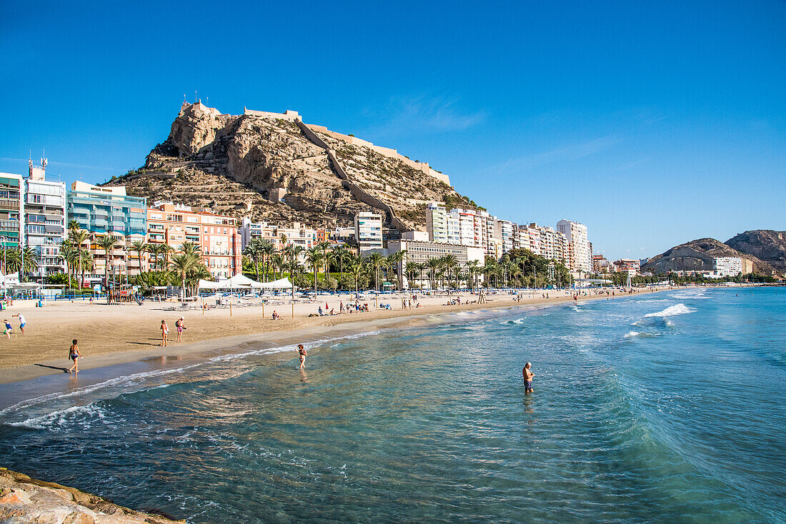 Aicante, Burg Santa Barbara mit Badestrand, direkt unter der Burg, Costa Blanca, Spanien