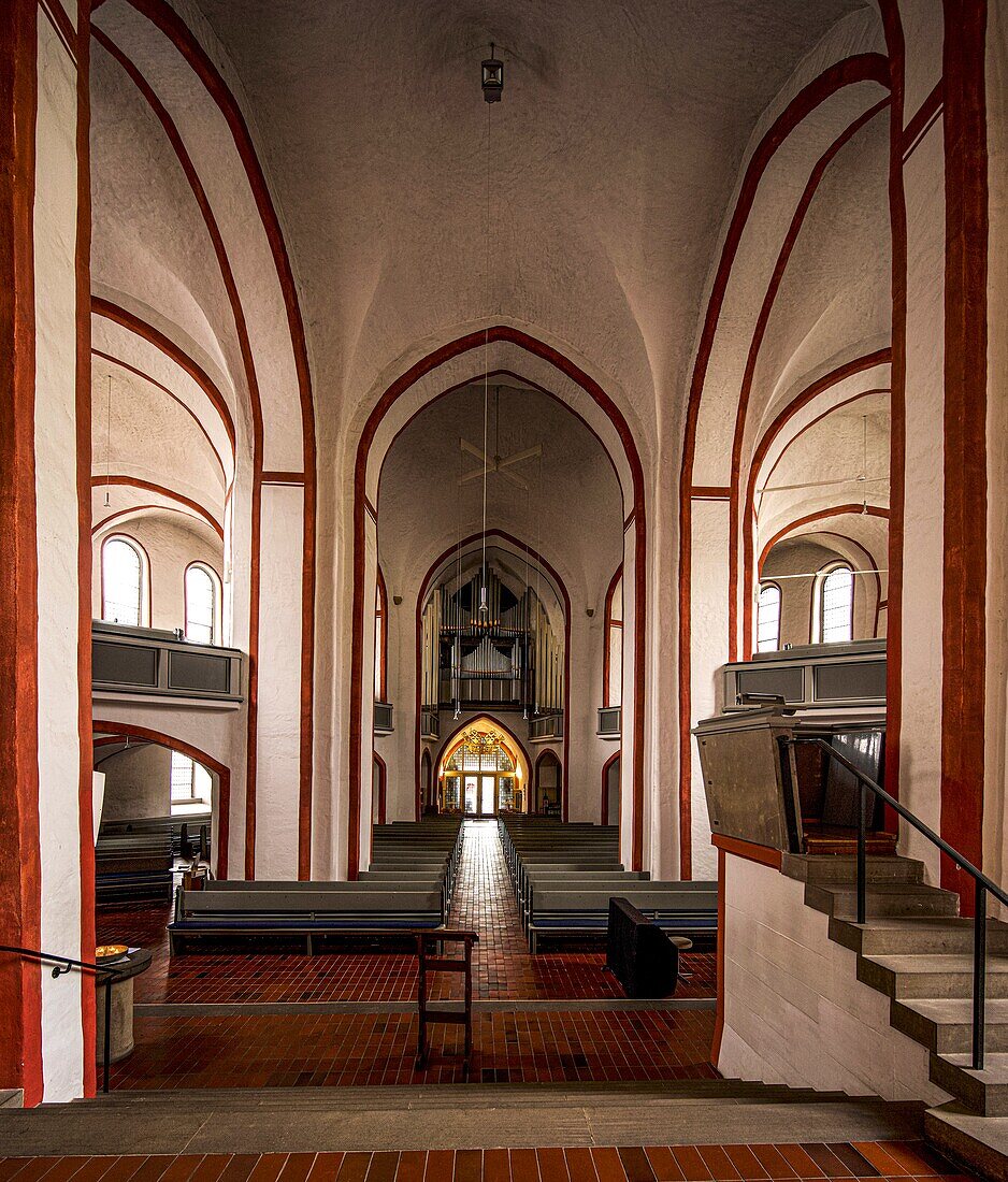 Blick vom Chorraum durch das Kirchenschiff, im Hintergrund die Kemper-Orgel und das Original des Krönchens, Nikolaikirche, Siegen; Nordrhein-Westfalen; Deutschland