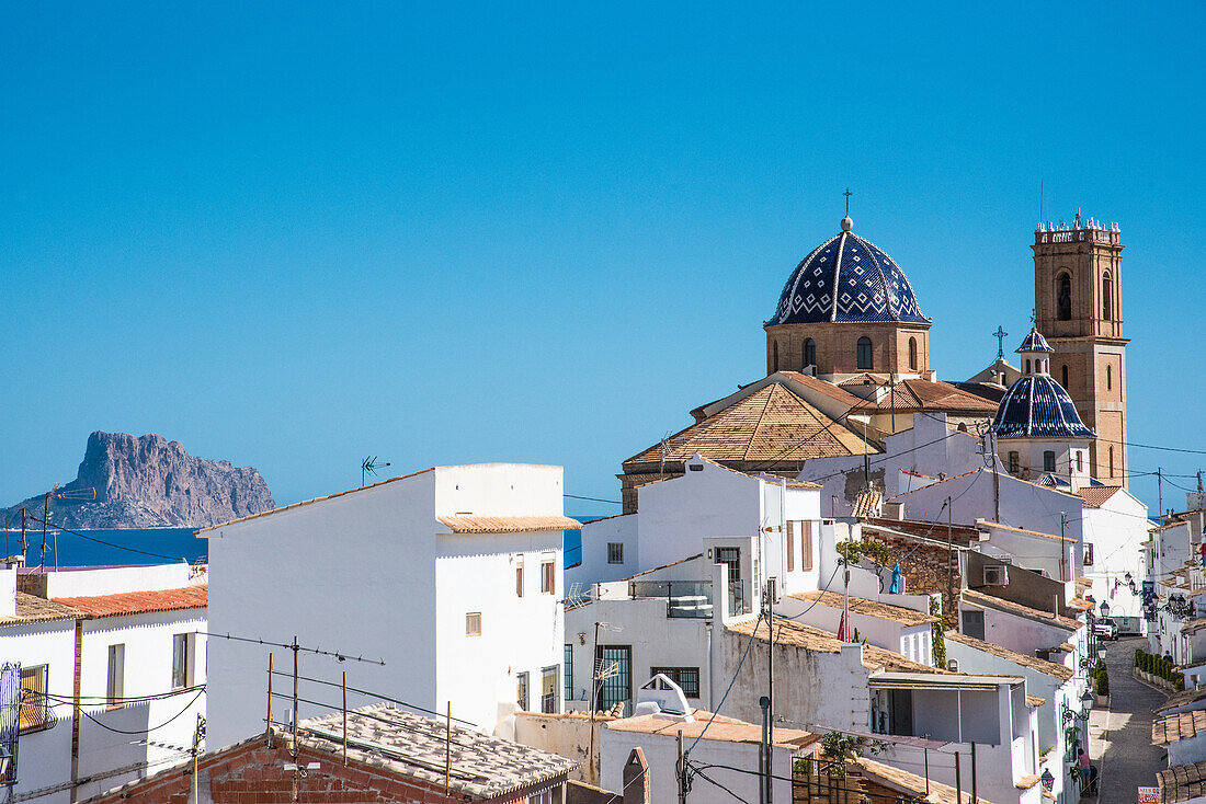 Altea, Bergdorf, Hauptstraße San Miguel mit Kirche, Costa Blanca, Spanien