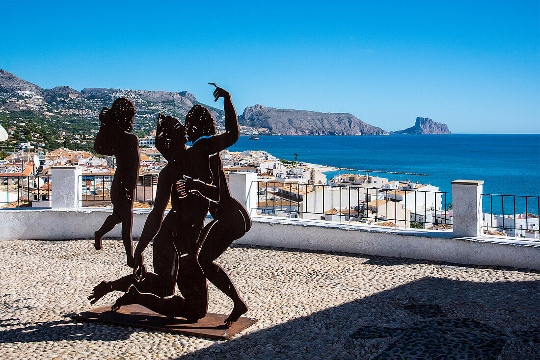 Altea, Blick vom Kirchberg auf die Bucht von Mascarat, bis zum Peon de Ifach, in Calpe, Costa Blanca, Spanien