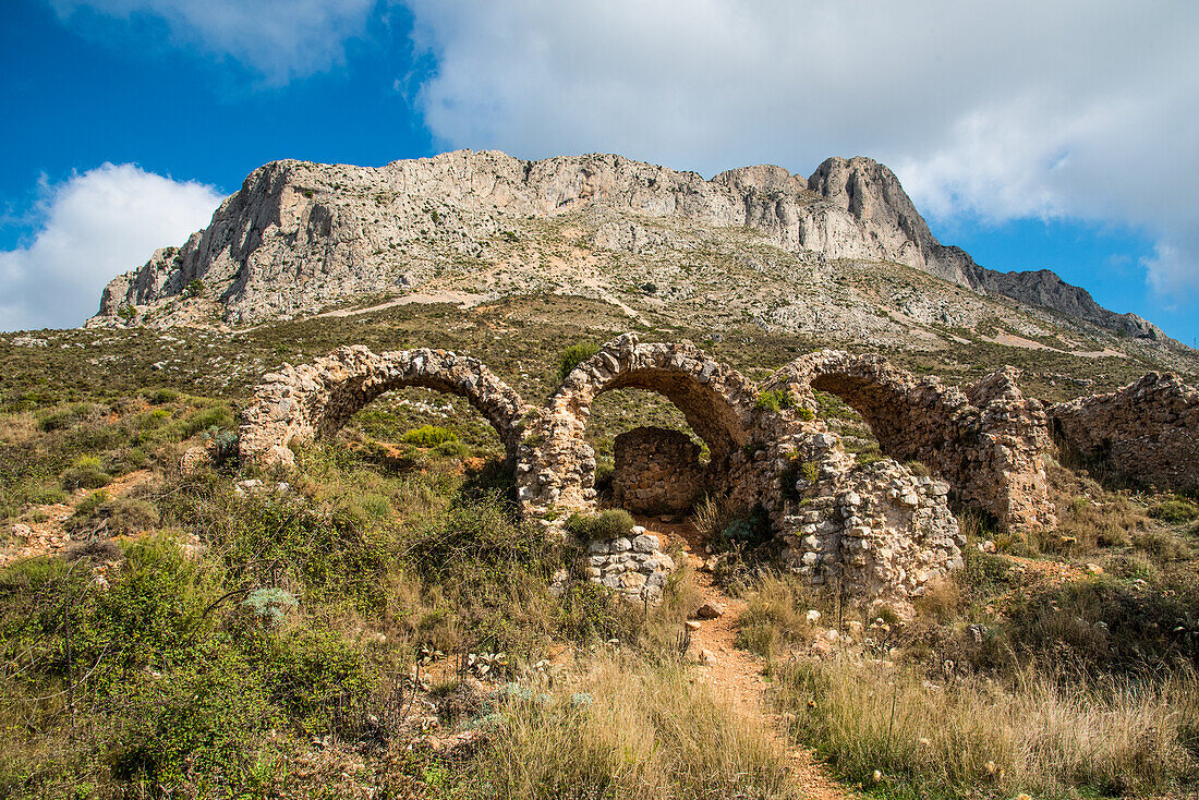 Gipfel der Bernia 1140mtr., mit Resten einer Maurenburg 12-14.Jahrh., direkt an der Küste der Costa Blanca, Spanien