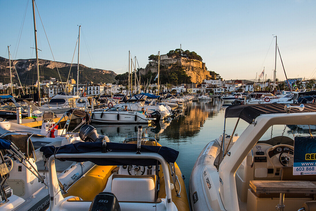 Denia, Costa Blanca, Hafen mit Burg zur blauen Stunde, Spanien