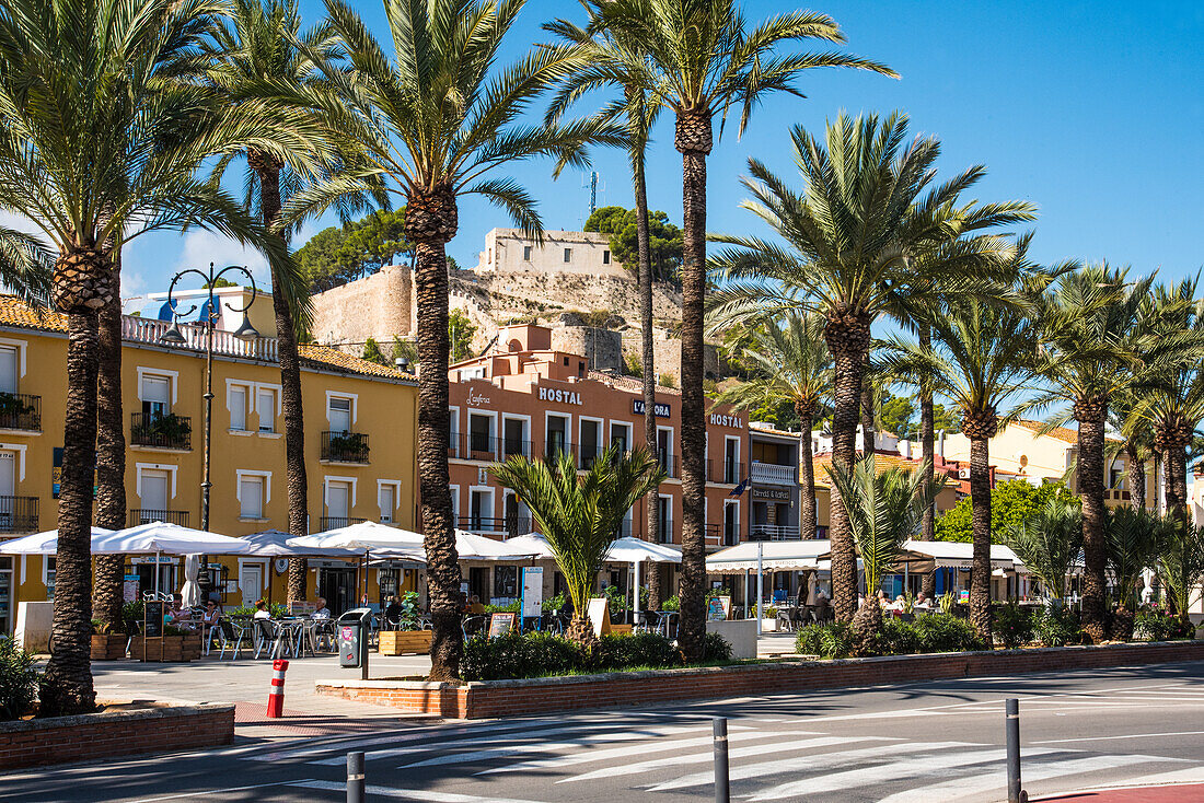 Denia, Costa Blanca, Hafenpromenade unter der Burg, Spanien