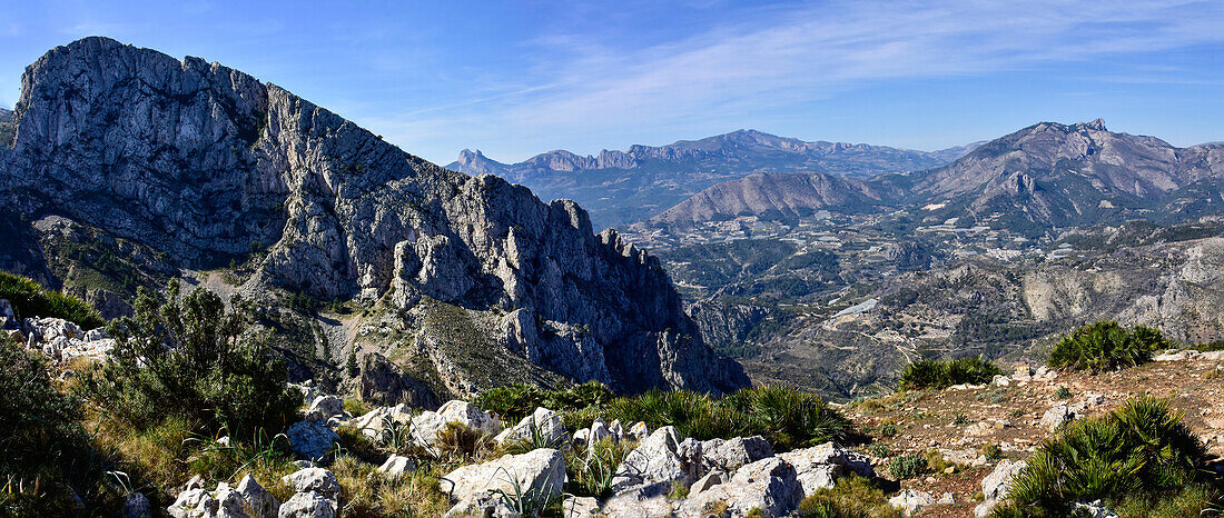 Blick von der Bernia auf das Aitana Gebirge 1585 m., Sierra de Aitana, höchstes Wandergebiet der Costa Blanca, Spanien