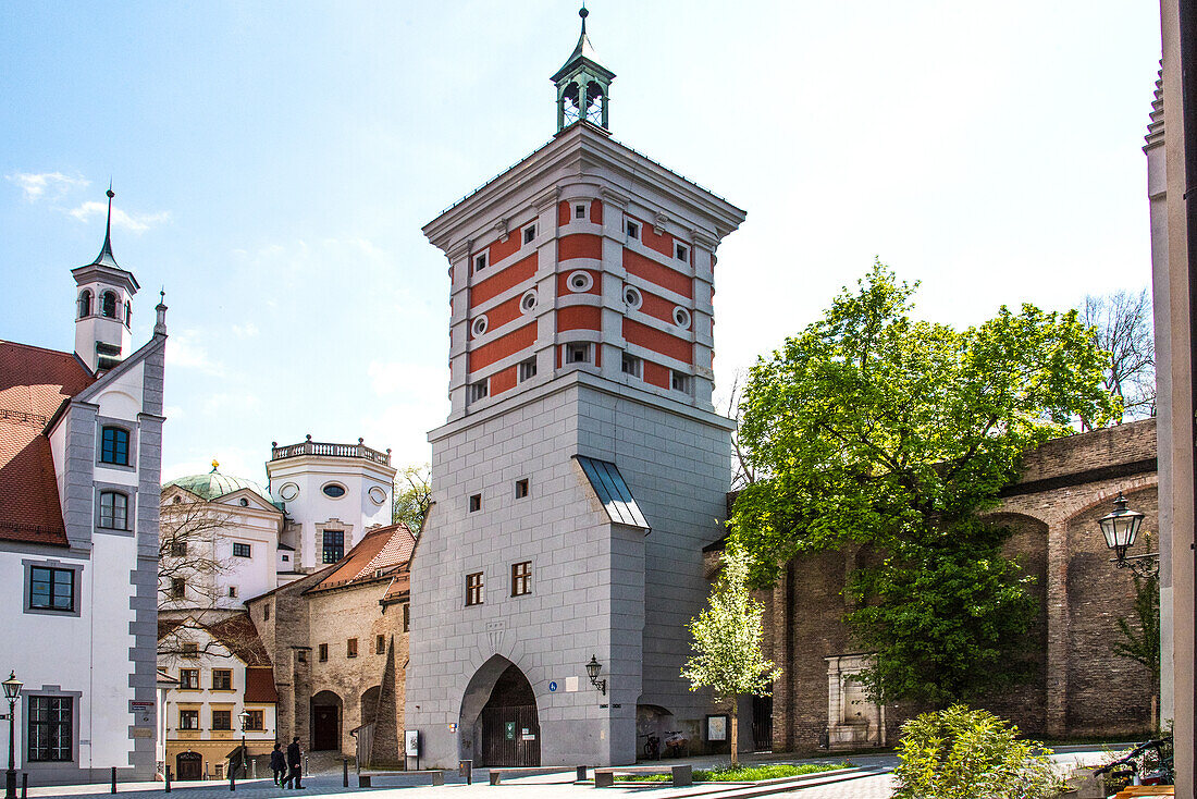 Augsburg, Rotes Tor mit Umfeld, romantische Straße, Bayern, Deutschland