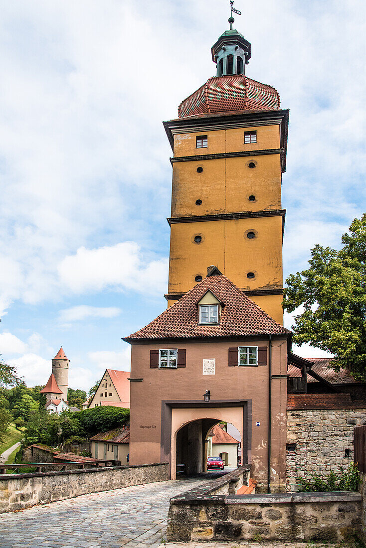 Dinkelsbühl, romantische Straße, Segringer Tor, mit Dreikönigsturm u. grünem Turm, Bayern, Deutschland