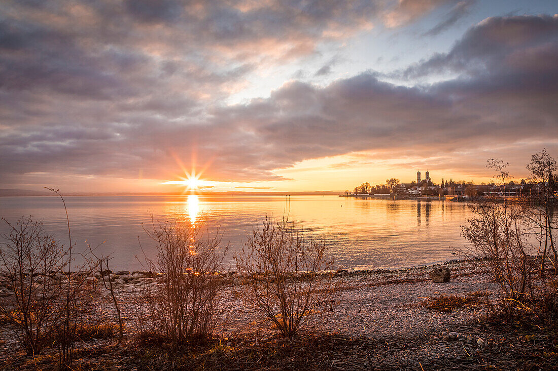 Sonnenuntergang am Bodenseeufer von Friedrichshafen mit Schlosskirche, Baden-Württemberg, Deutschland