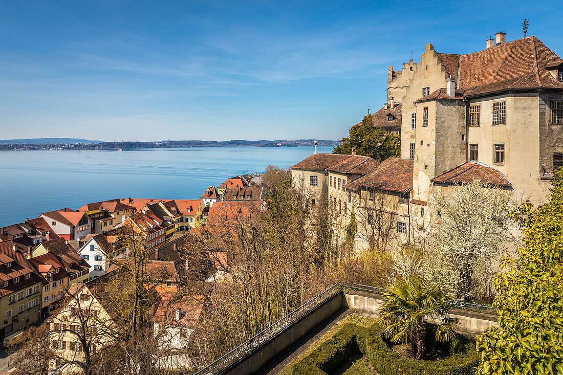 Blick vom Neuen Schloss auf Burg und Altstadt von Meersburg, Baden-Württemberg, Deutschland