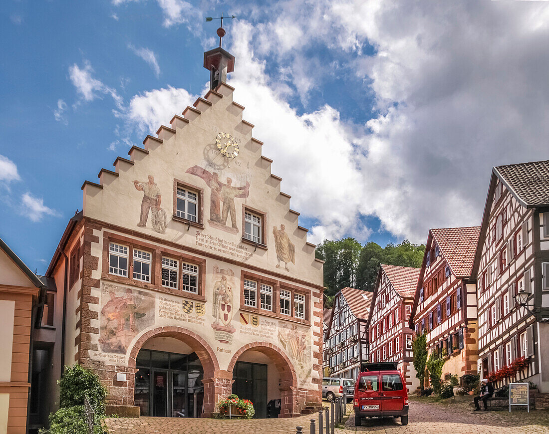 Historisches Rathaus und Fachwerkhäuser in der Altstadt von Schiltach, Schwarzwald, Baden-Württemberg, Deutschland