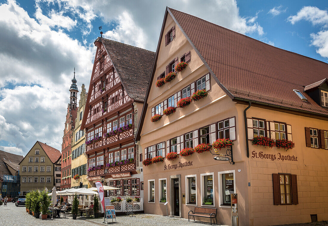 Historische Häuser am Marktplatz in der Altstadt von Dinkelsbühl, Mittelfranken, Bayern, Deutschland