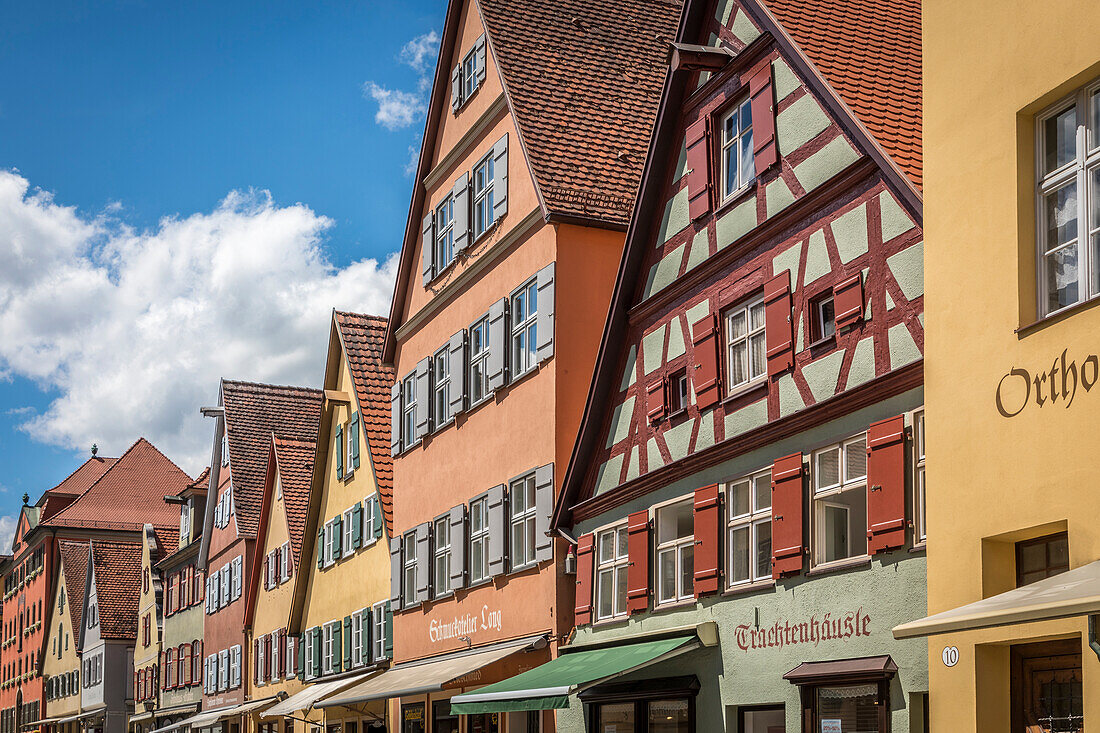 Historische Häuser in der Segringer Straße in der Altstadt von Dinkelsbühl, Mittelfranken, Bayern, Deutschland