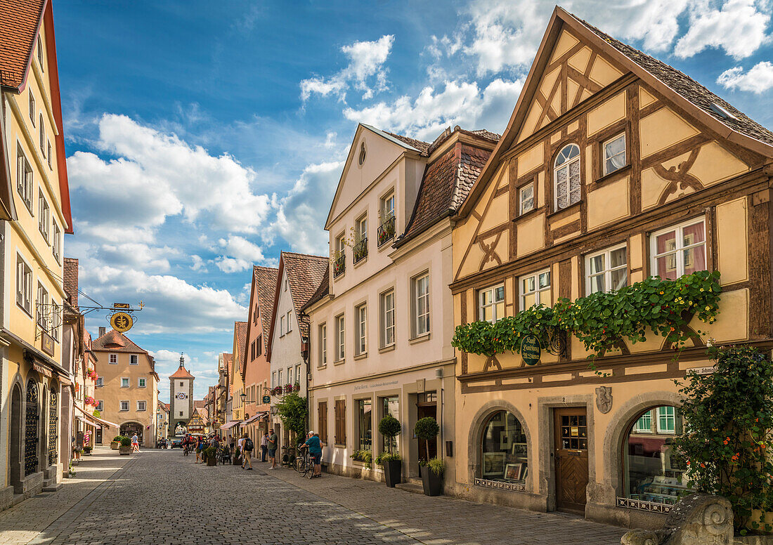 Historische Häuser in der Unteren Schmiedgasse in der Altstadt von Rothenburg ob der Tauber, Mittelfranken, Bayern, Deutschland