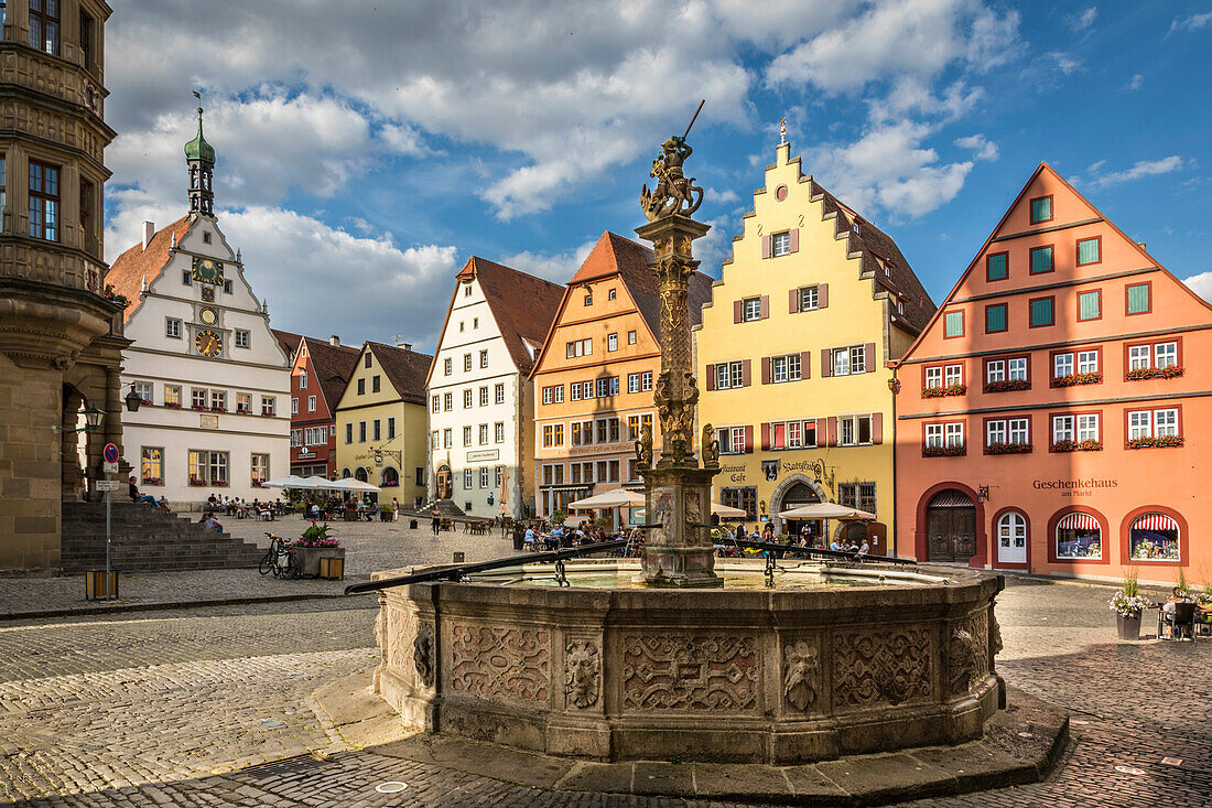 Marktplatzbrunnen und Marktplatz in der Altstadt von Rothenburg ob der Tauber, Mittelfranken, Bayern, Deutschland