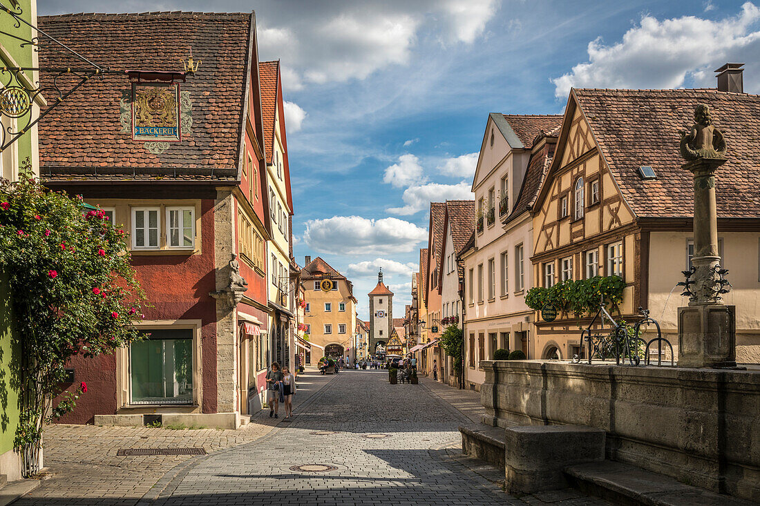 Schmiedbrunnen und historische Häuser in der Unteren Schmiedgasse in der Altstadt von Rothenburg ob der Tauber, Mittelfranken, Bayern, Deutschland