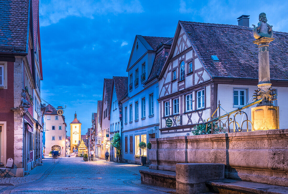 Johannisbrunnen in der Unteren Schmiedgasse, Altstadt, Rothenburg ob der Tauber, Mittelfranken, Bayern, Deutschland