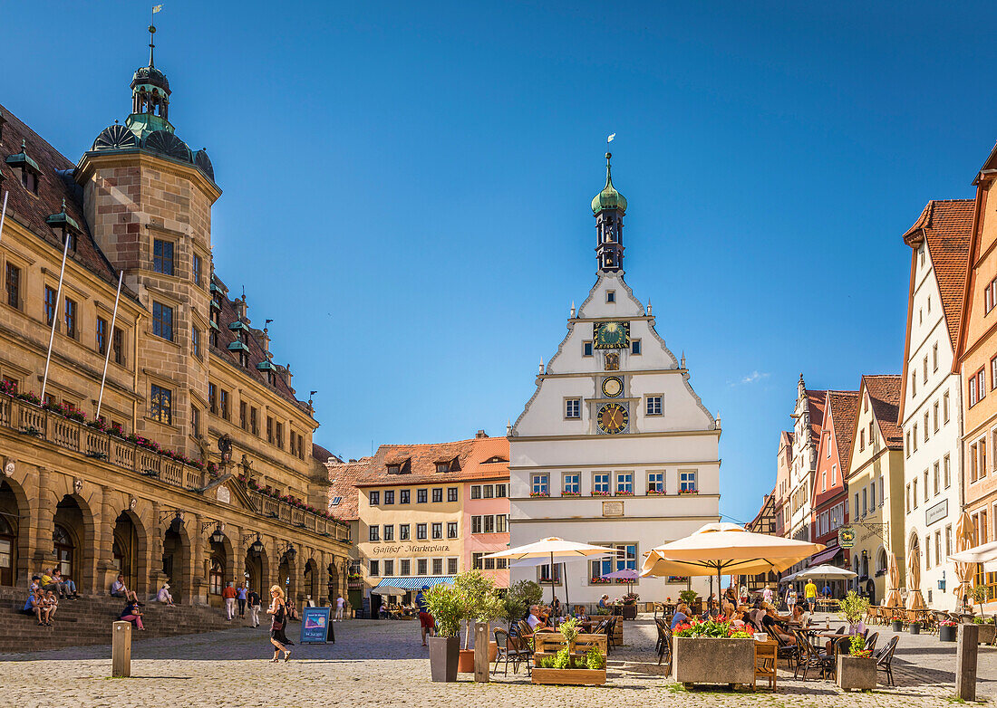 Historische Häuser und Altes Rathaus am Marktplatz von Rothenburg ob der Tauber, Mittelfranken, Bayern, Deutschland