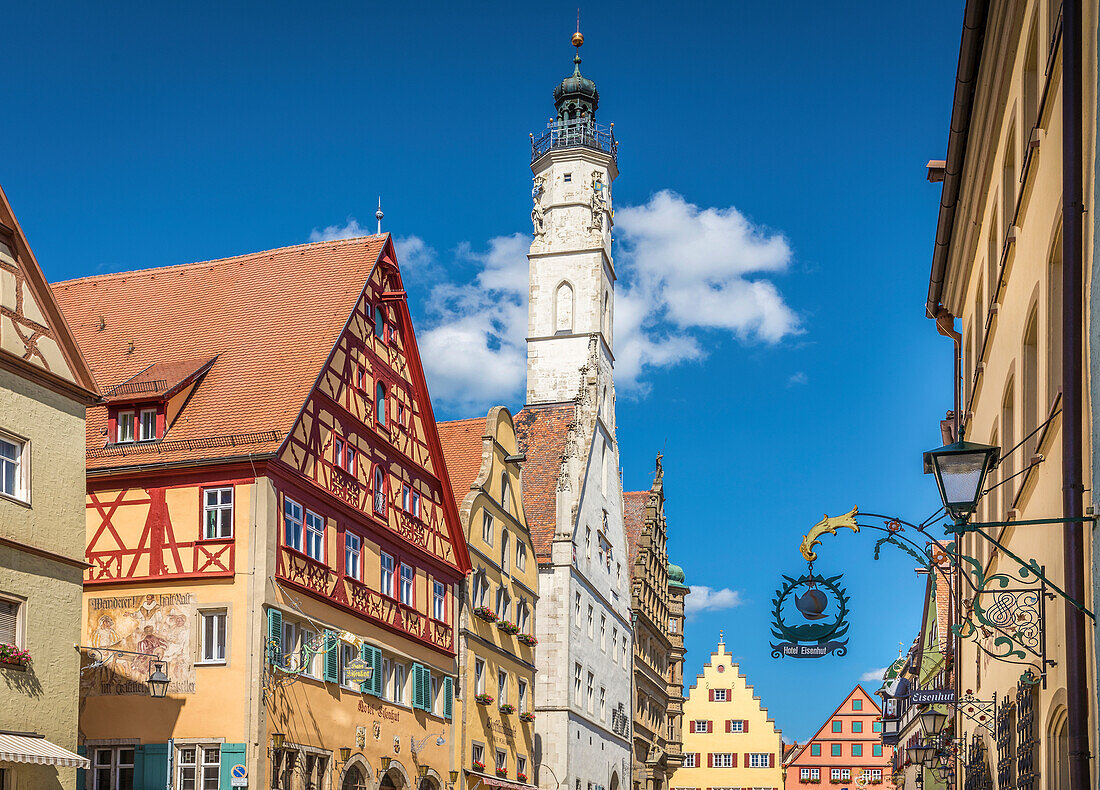 Historische Häuser in der Herrngasse und Rathausturm, Rothenburg ob der Tauber, Mittelfranken, Bayern, Deutschland