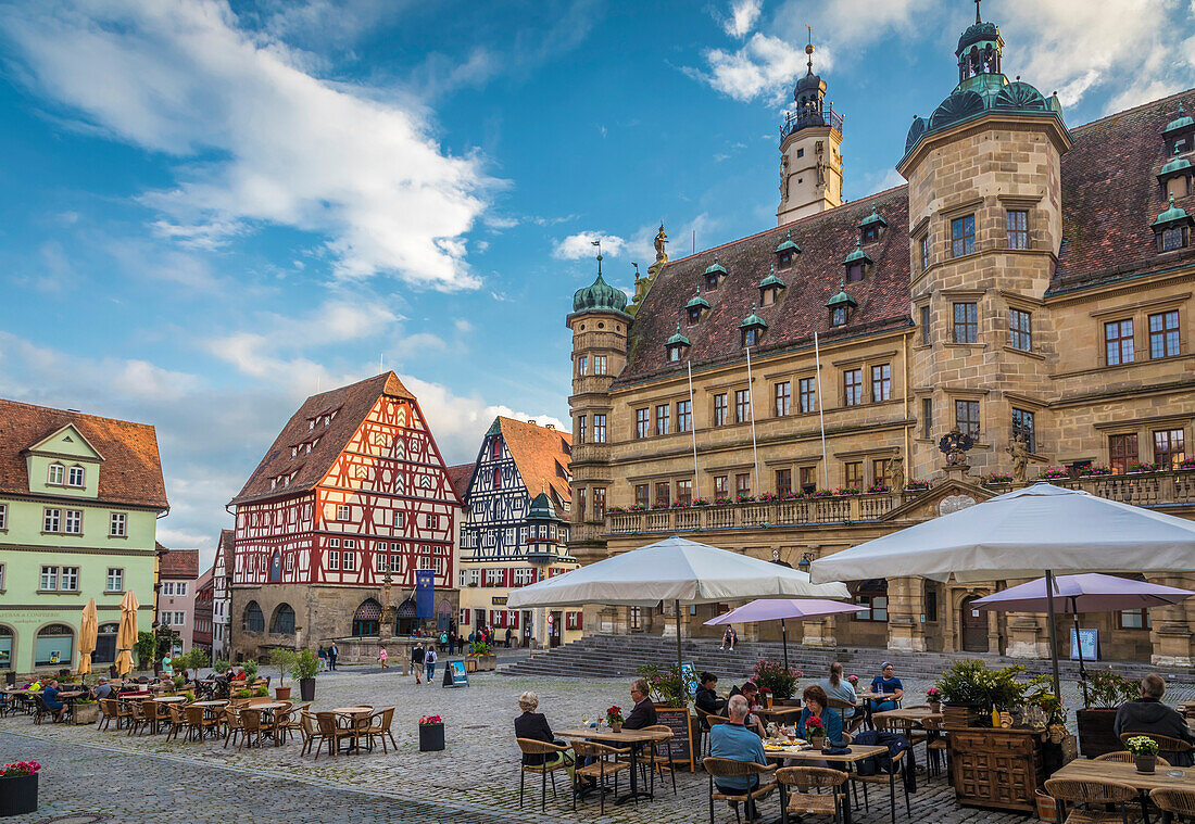 Marktplatz mit altem Rathaus von Rothenburg ob der Tauber, Mittelfranken, Bayern, Deutschland