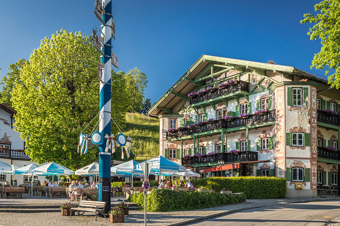 Historischer Gasthof und Biergarten in Schliersee, Oberbayern, Bayern, Deutschland