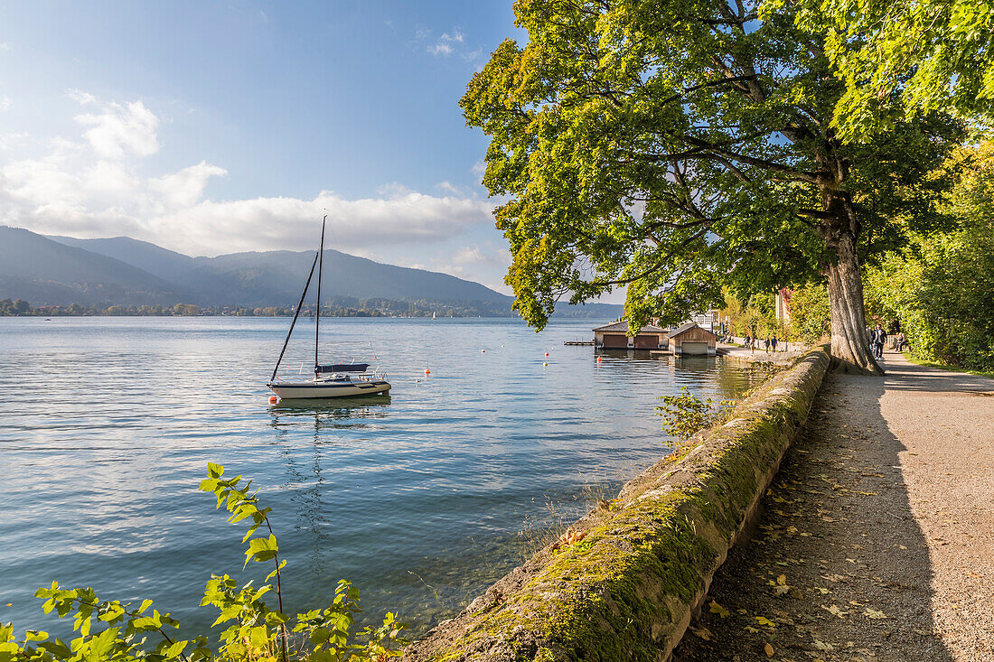 Weg am Ufer des Tegernsees bei Tegernsee, Oberbayern, Bayern, Deutschland