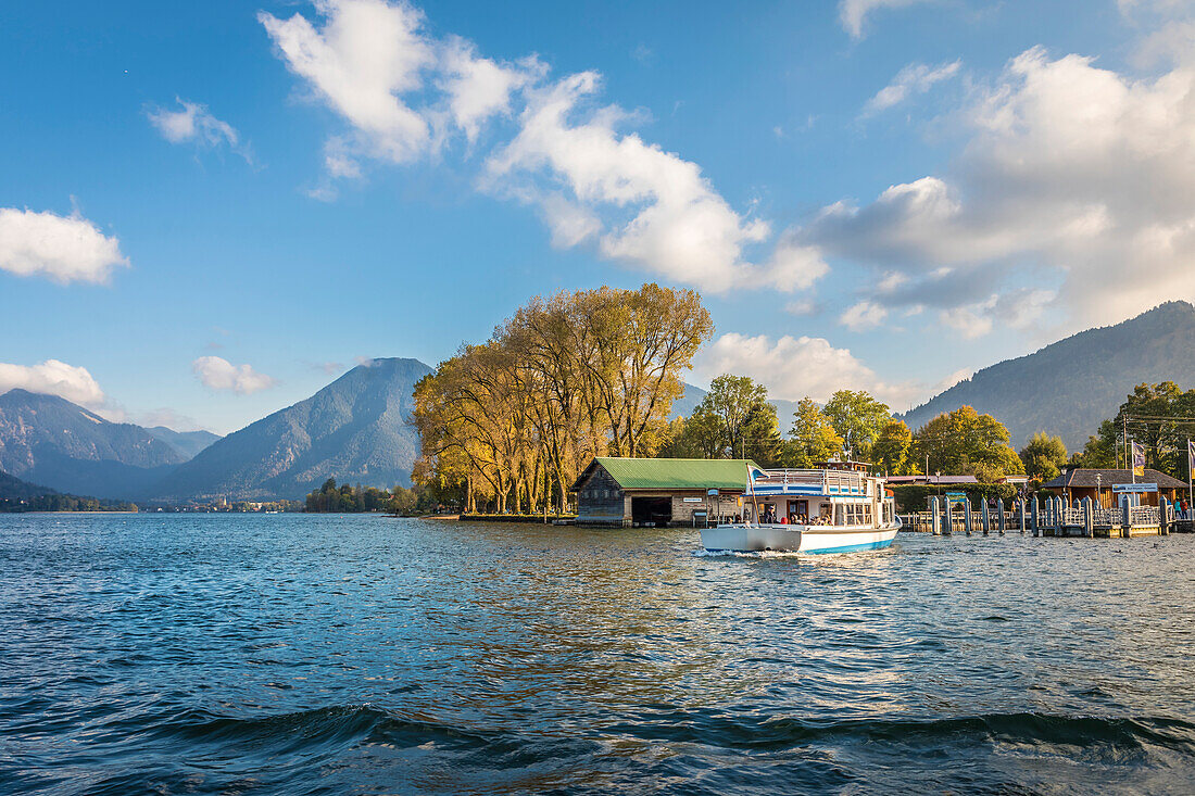 Blick vom Wasser auf die Uferpromenade von Bad Wiessee am Tegernsee, Oberbayern, Bayern, Deutschland