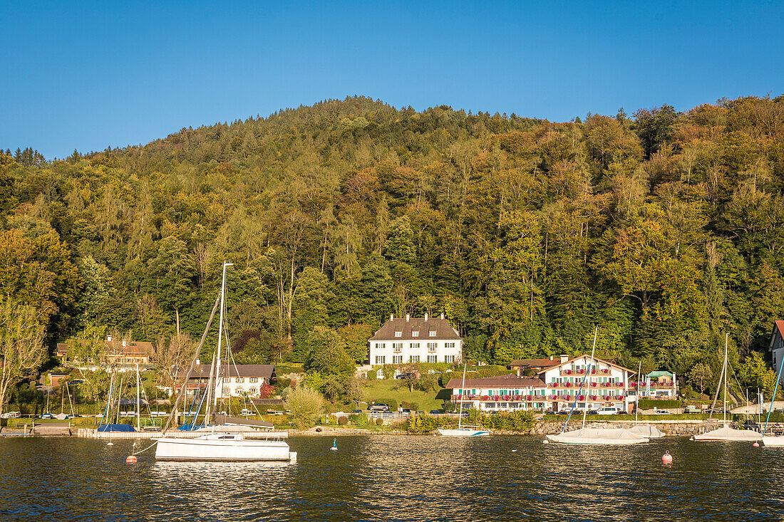 Blick vom Wasser auf die Uferpromenade von Tegernsee, Oberbayern, Bayern, Deutschland