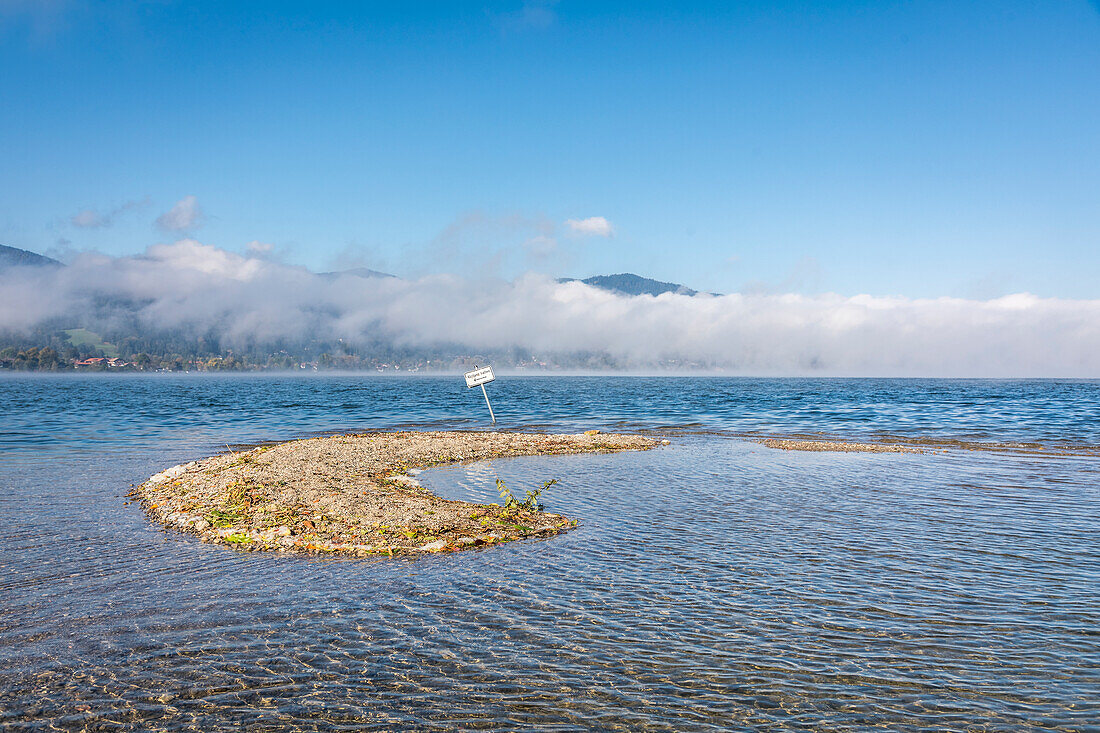 Sandbank am Ufer des Tegernsees bei Tegernsee, Oberbayern, Bayern, Deutschland