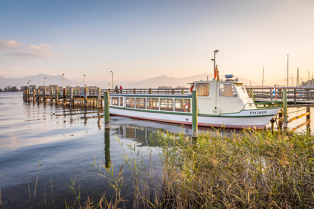 Fahrgastschiff Ingrid an der Anlegestelle Gstadt am Chiemsee, Oberbayern, Bayern, Deutschland