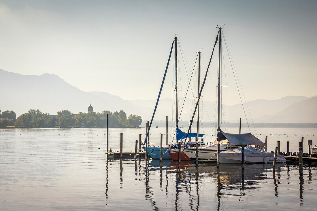 Morgenstimmung am Bootshafen mit Blick zur Fraueninsel, Gstadt am Chiemsee, Oberbayern, Bayern, Deutschland