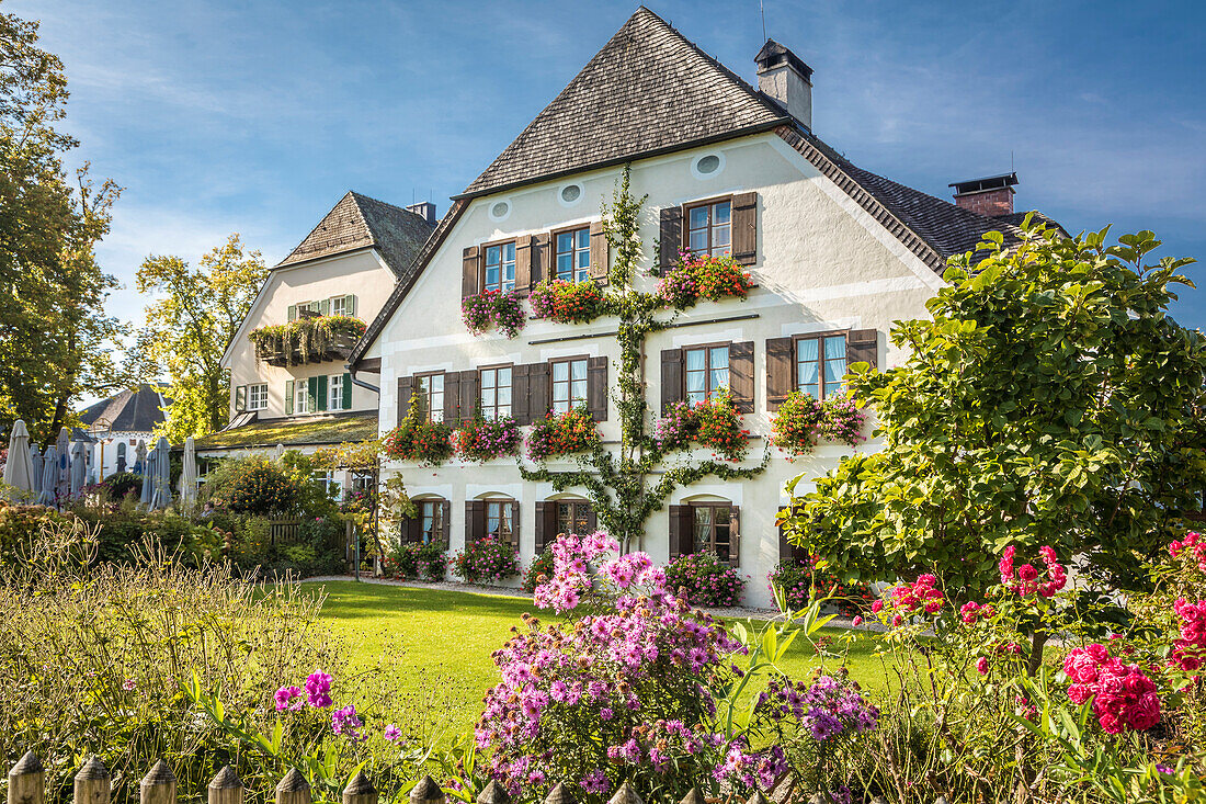Historischer Gasthof 'Zur Linde' auf der Fraueninsel im Chiemsee, Oberbayern, Bayern, Deutschland