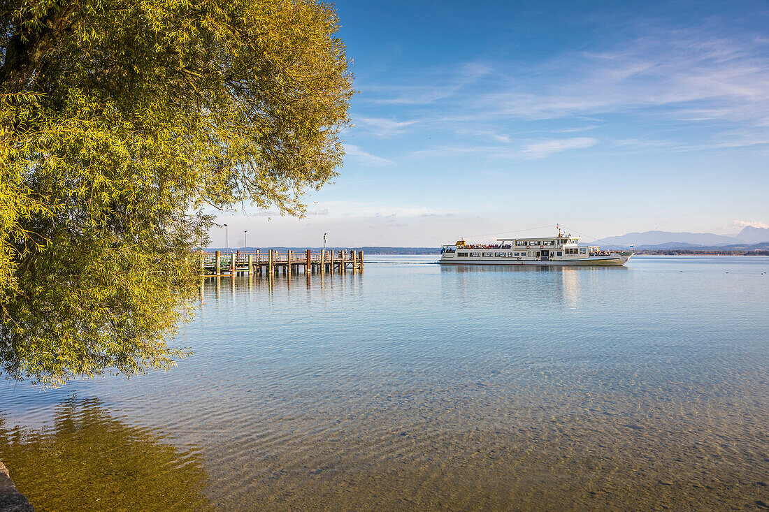 Fahrgastschiff Josef an der Anlegestelle Fraueninsel im Chiemsee, Oberbayern, Bayern, Deutschland