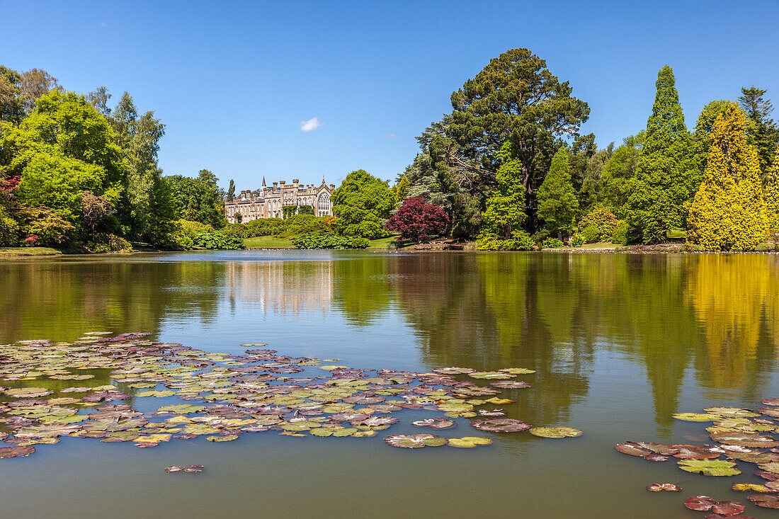 Teich vor altem Schloss, Sheffield Park Garden, East Sussex, England