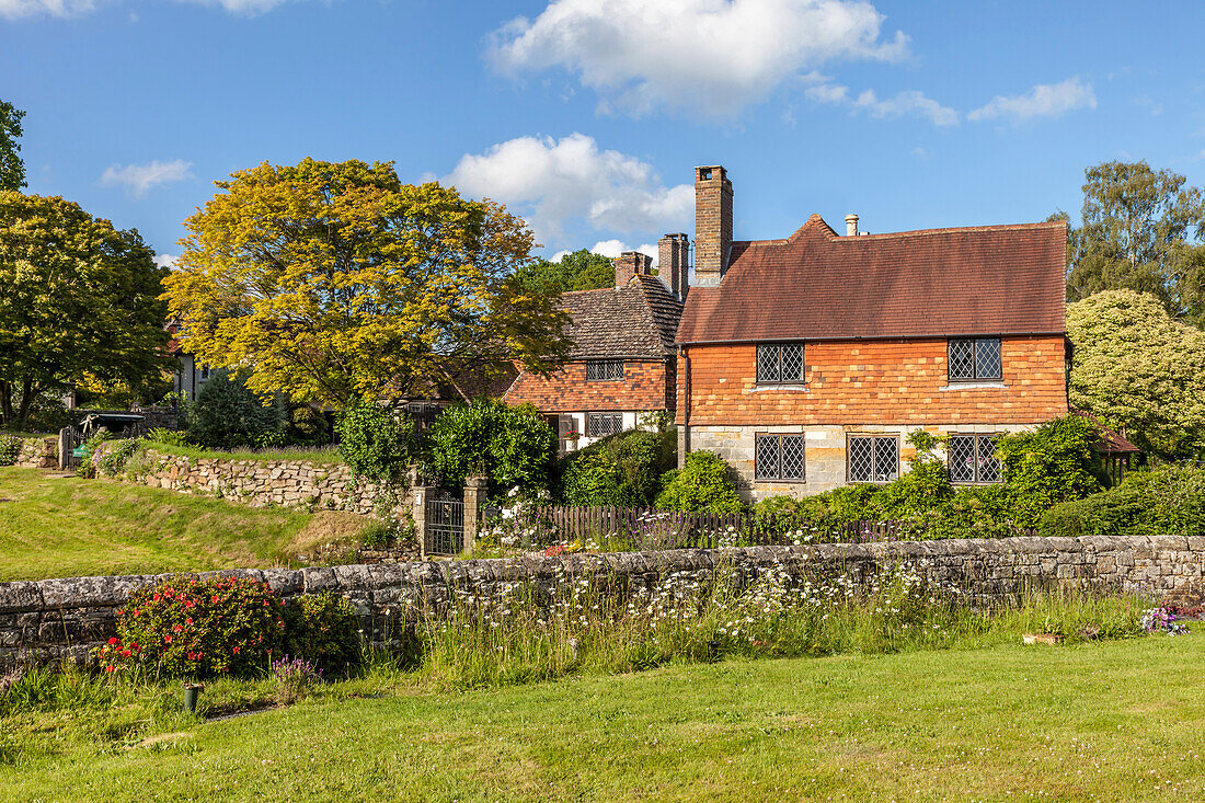 Altes Cottage im Dorf Slaugham, West Sussex, England