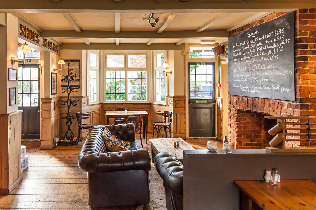 Historisches Pub im Dorf Slaugham, West Sussex, England
