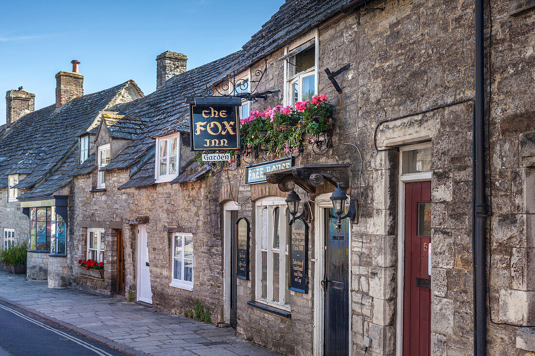 Häuserzeile und altes Pub in Corfe Castle, Dorset, England