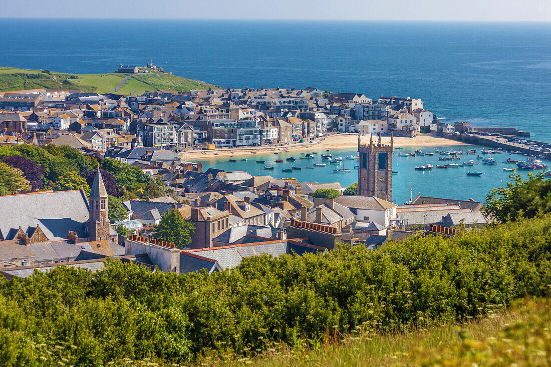 Blick auf Altstadt und Hafen von St. Ives, Cornwall, England