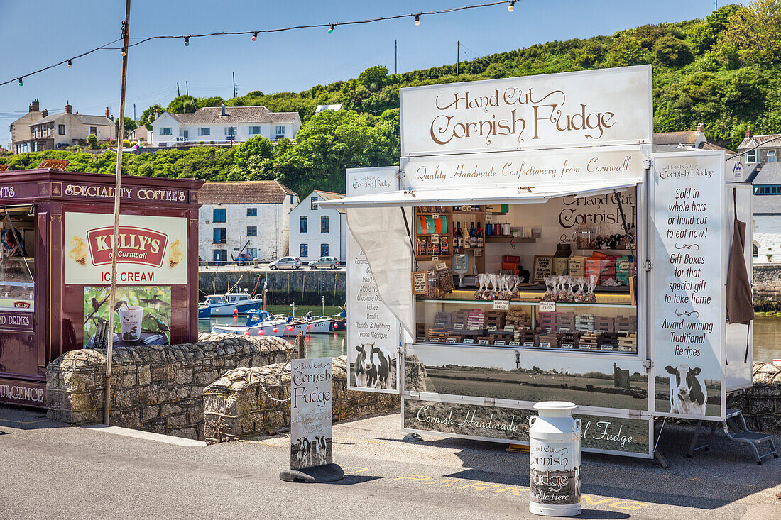 Verkaufsstand für Cornish Fudge am Hafen von Porthleven, Cornwall, England