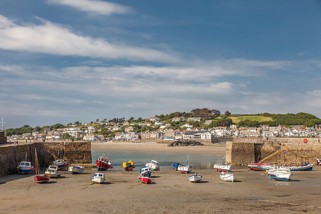 Hafen von St. Michael's Mount bei Ebbe, Marazion, Cornwall, England