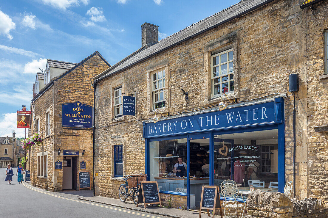 Läden in der Altstadt von Bournton-on-the-Water, Cotswolds, Gloucestershire, England