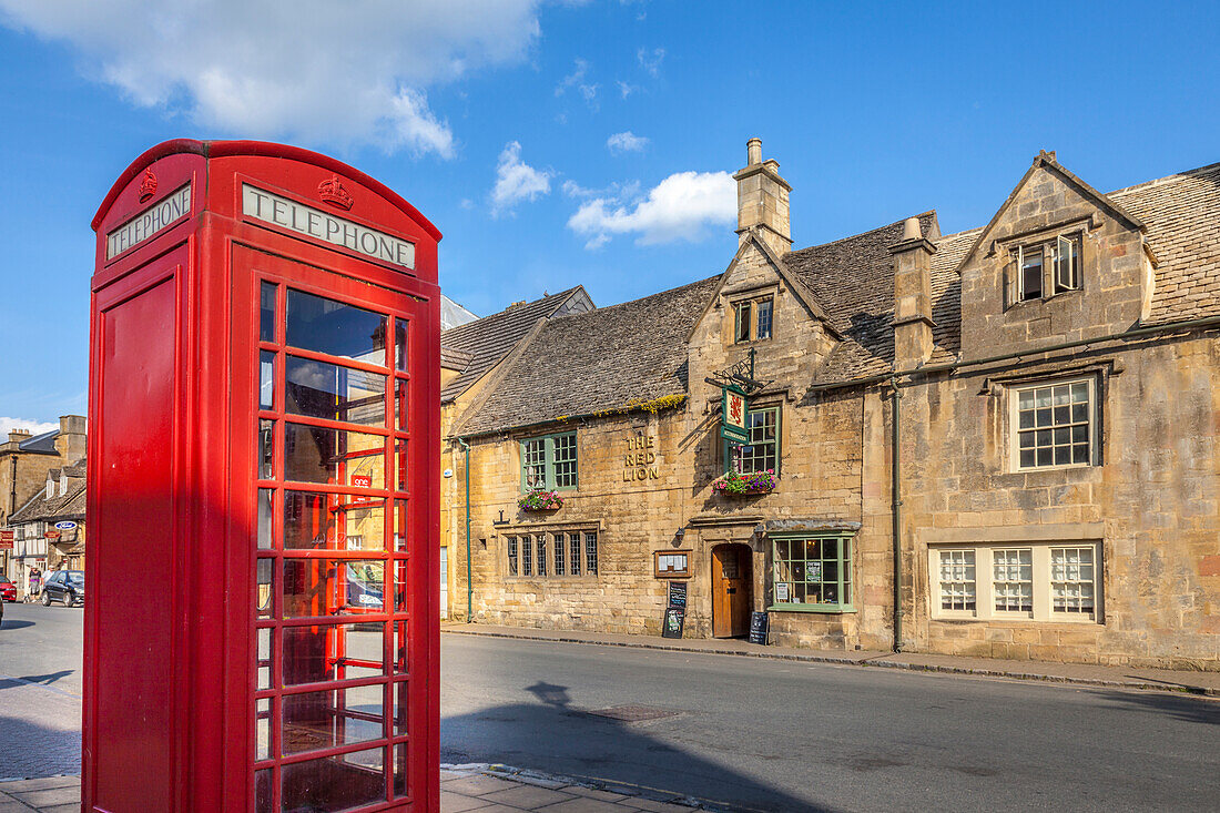 Im Ortskern von Chipping Campden mit roter Telefonzelle, Cotswolds, Gloucestershire, England