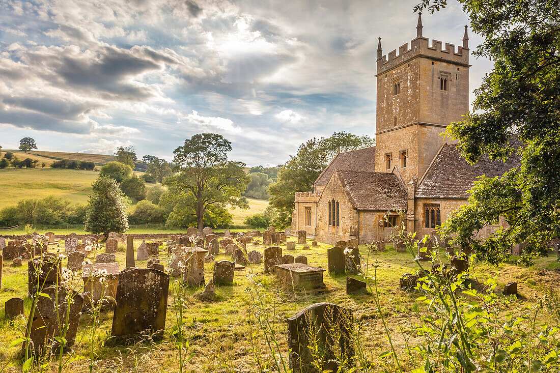 Friedhof und Kirche St Eadburgha's Church bei Broadway, Cotswolds, Gloucestershire, England