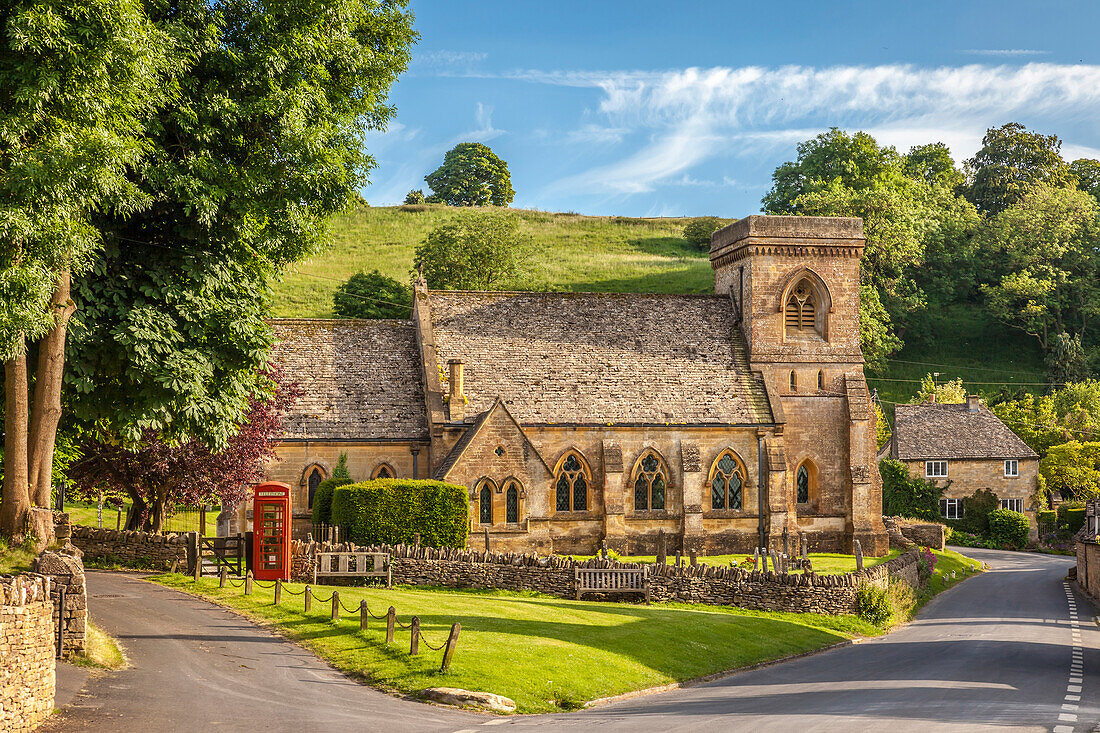 Kirche und Friedhof im Dorf Snowshill, Cotswolds, Gloucestershire, England